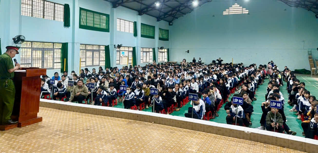 CÔNG AN XÃ HOÀ KHÁNH: TUYÊN TUYỀN VỀ PHÒNG, CHỐNG PHÁO NỔ CHO HỌC SINH