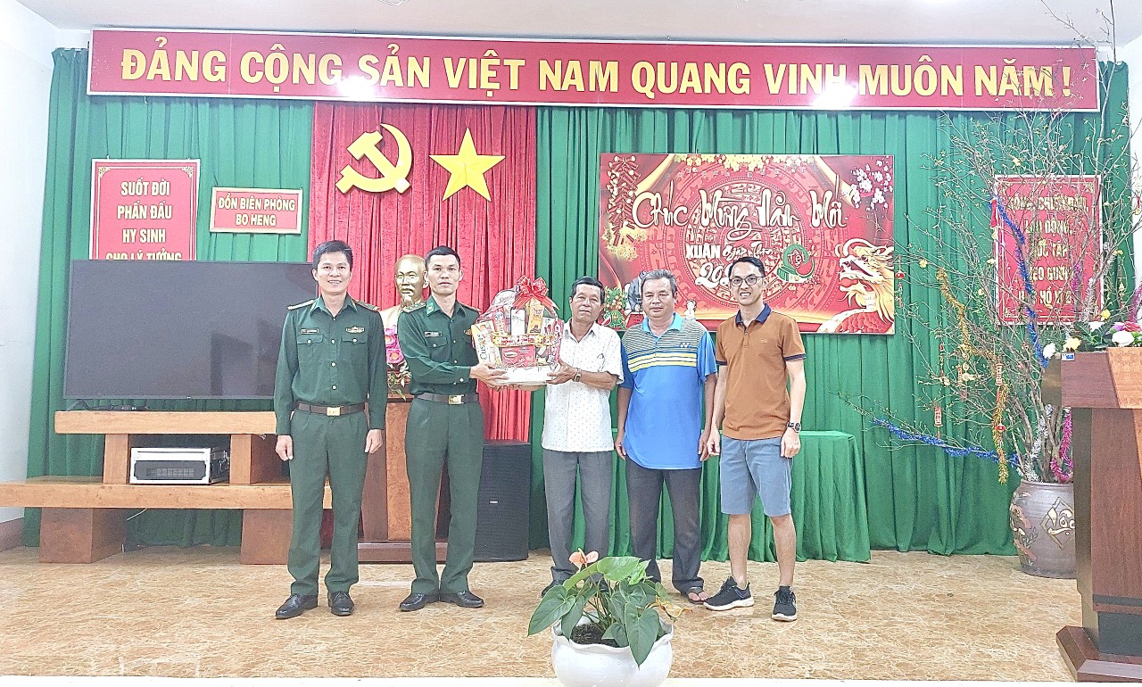 LÃNH ĐẠO XÃ HOÀ KHÁNH THĂM, CHÚC TẾT ĐỒN BIÊN PHÒNG 741(Yok Mbre) VÀ ĐƠN VỊ KẾT NGHĨA ĐỒN BIÊN PHÒNG 747(Bo Heng)