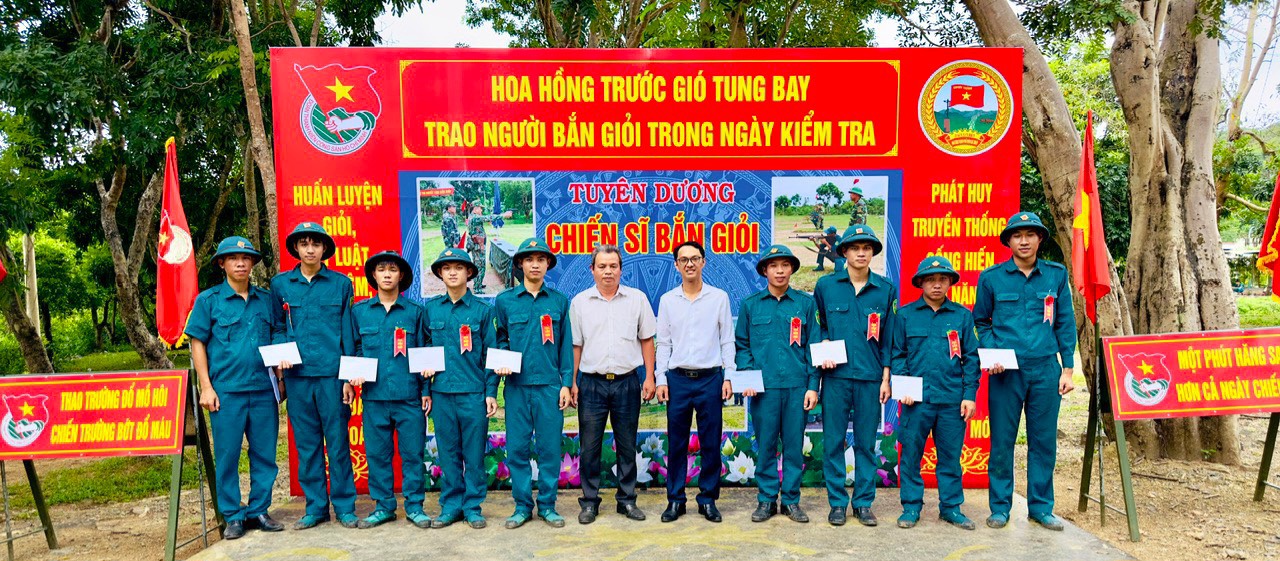   Lực lượng dân quân cơ động xã Hòa Khánh tham gia bắn đạn thật năm 2023 tại Thao trường 559 thuộc xã Cư Êbur