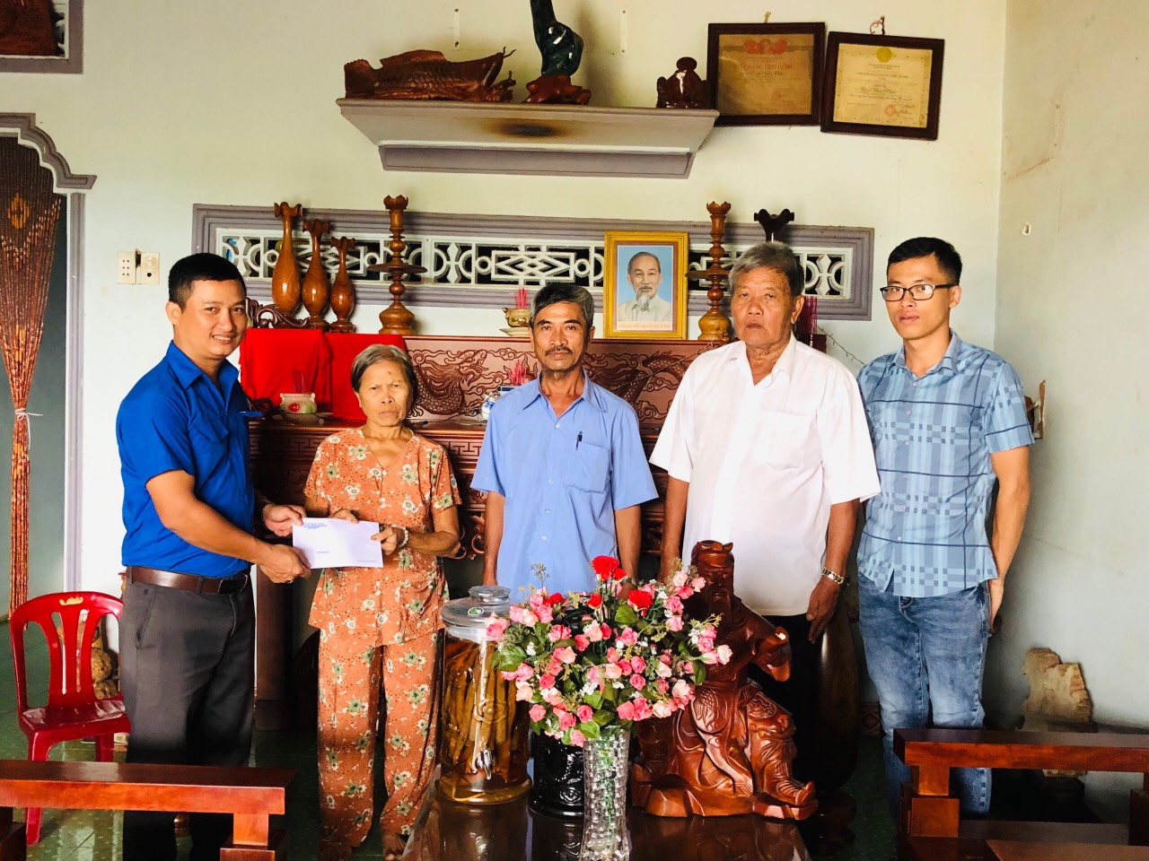 Tặng quà gia đình chính sách có công và thân nhân liệt sỹ nhân kỷ niệm 76 năm ngày Thương binh - Liệt sĩ (27/7/1947 - 27/7/2023)