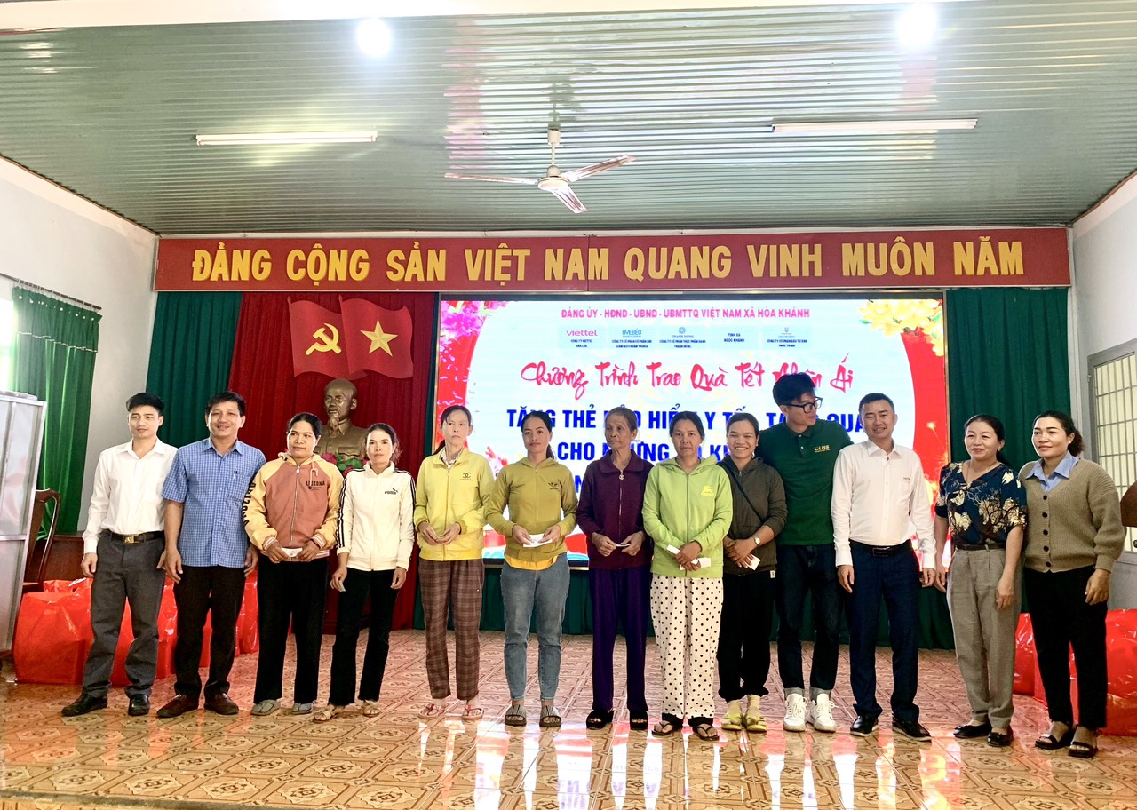 Chương trình " Trao quà Tết Nhân ái" Xuân Giáp Thìn 2024 và tặng thẻ BHYT tại xã Hoà Khánh 