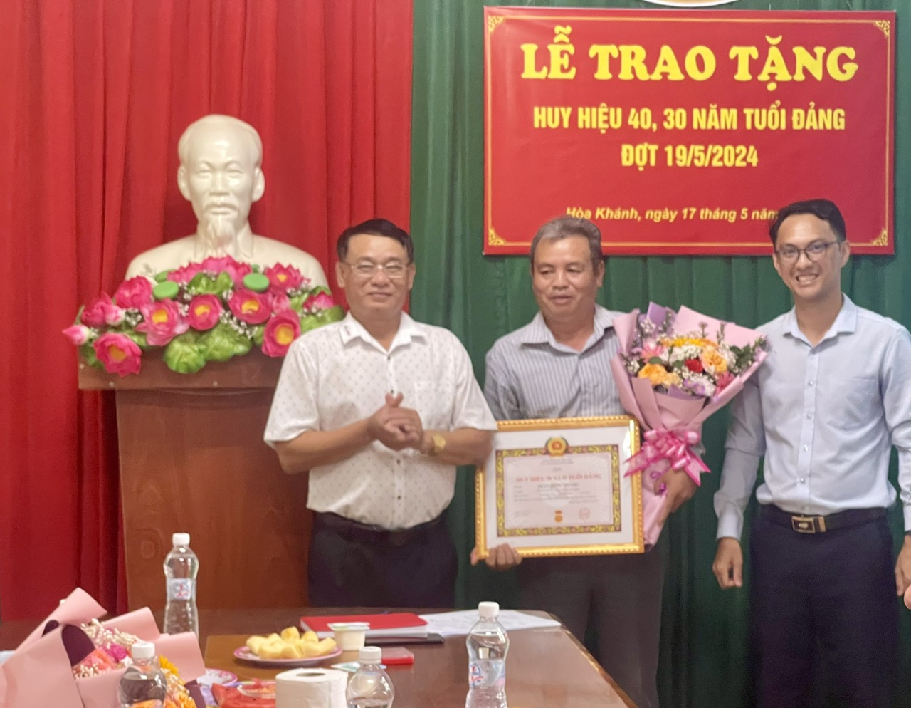 Đảng bộ xã Hoà Khánh: Trao tặng Huy hiệu 40, 30 năm tuổi Đảng cho đảng viên