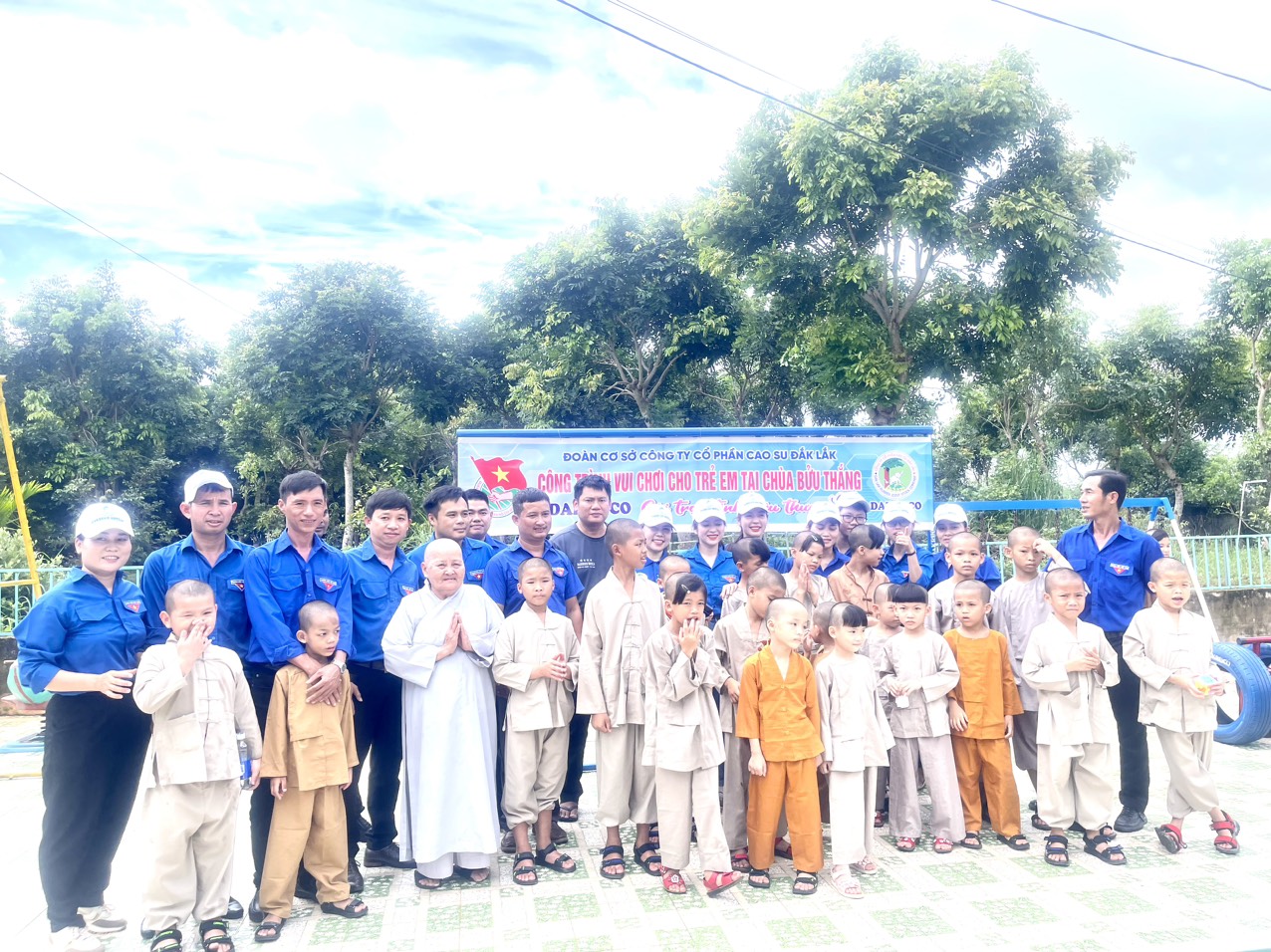 Thăm và trao quà tặng cho các trẻ em bị bỏ rơi đang được nuôi dưỡng tại Trung tâm Bảo trợ Xã hội Chùa Bửu Thắng II 